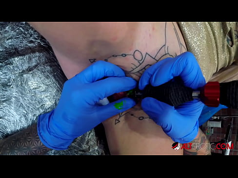 ❤️ Ekstreme tatuita varmulo Sully Savage ricevis tatuon sur sia klitoro Seksofilmeto ĉe eo.hentaisea-com.ru ❌️
